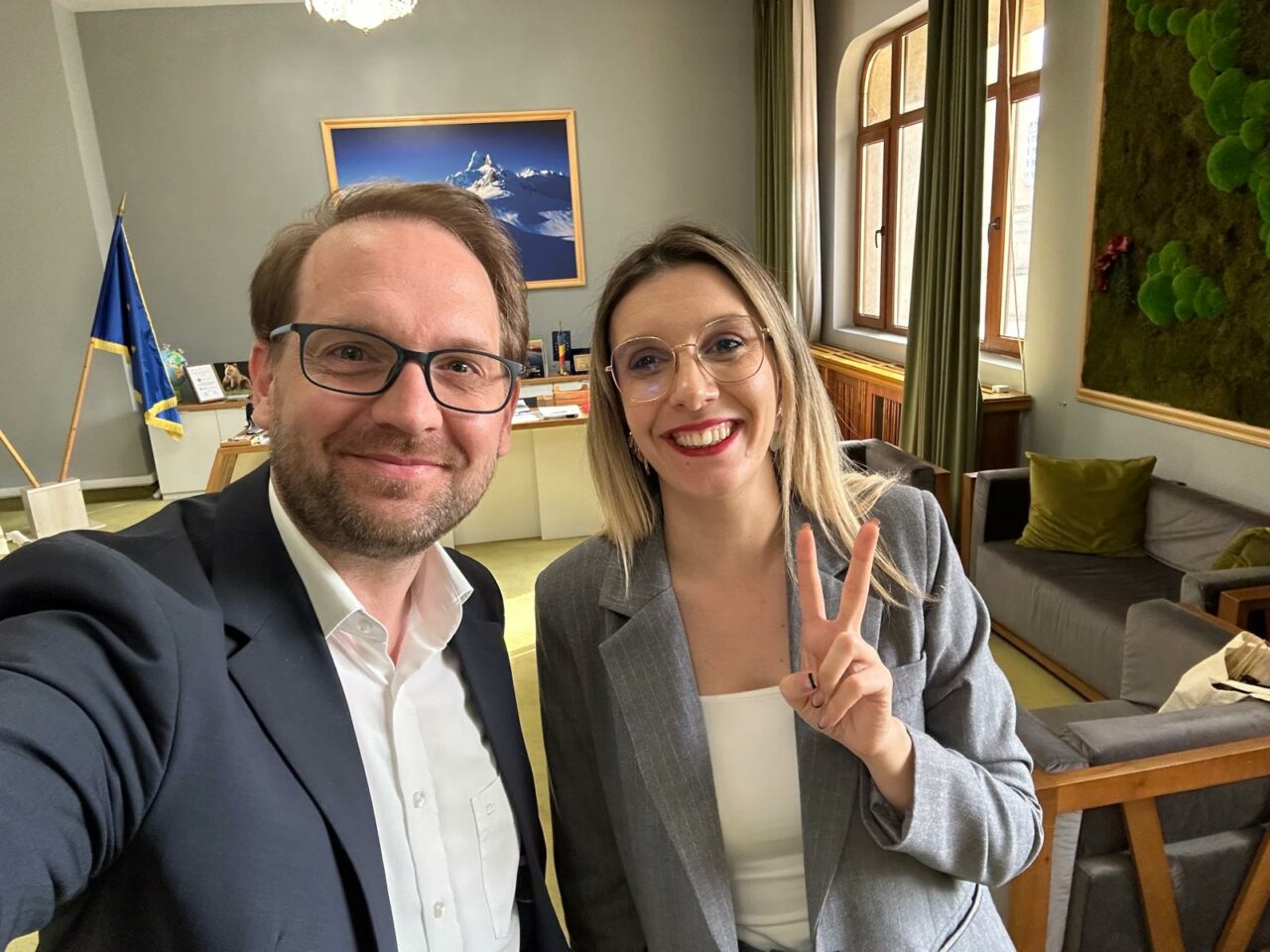 prima-reactie-a-lui-fritz,-dupa-depunerea-motiunii-impotriva-dianei-buzoianu.-sunt-suparati-pentru-ca-le-a-explicat-ca-nu-le-creste-barbatia-daca-tipa-si-jignesc