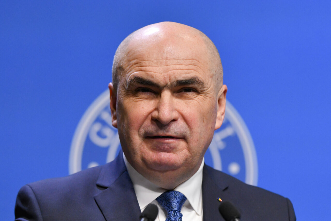 Bolojan anunță scăderea accizei la carburanți săptămâna viitoare