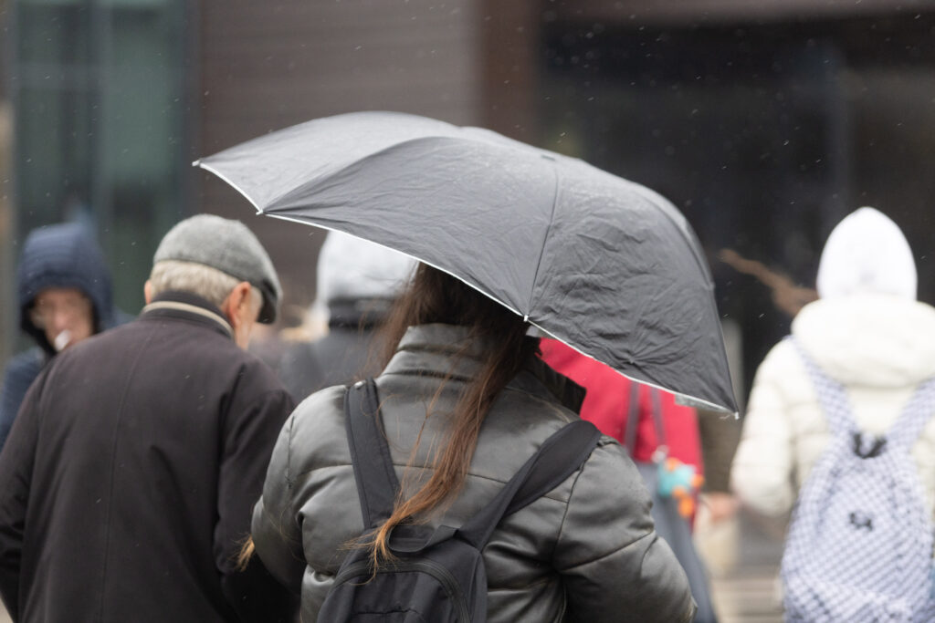 ANM a emis Cod Galben pentru ploi torențiale, vânt și ninsori viscolite la munte