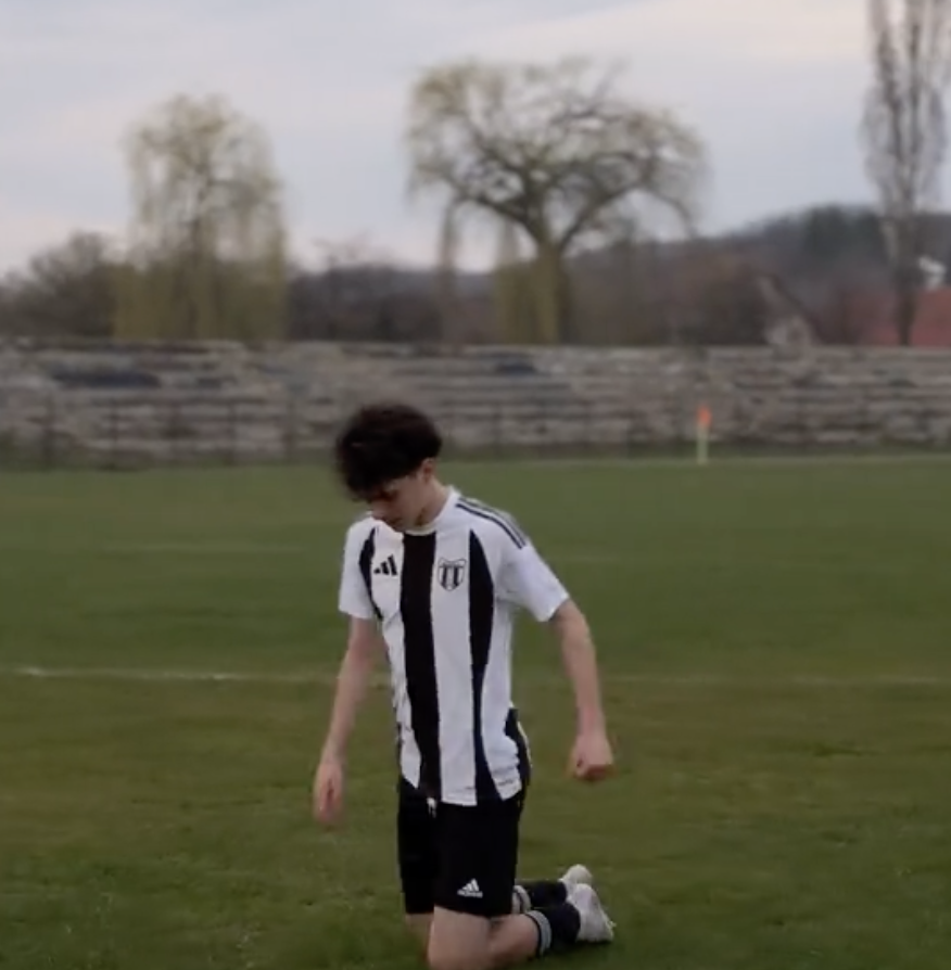 fara-precedent!-fotbalistul-roman-a-mers-in-genunchi-de-la-mijlocul-terenului-pana-la-careul-de-16-metri-dupa-ce-a-facut-o-promisiune