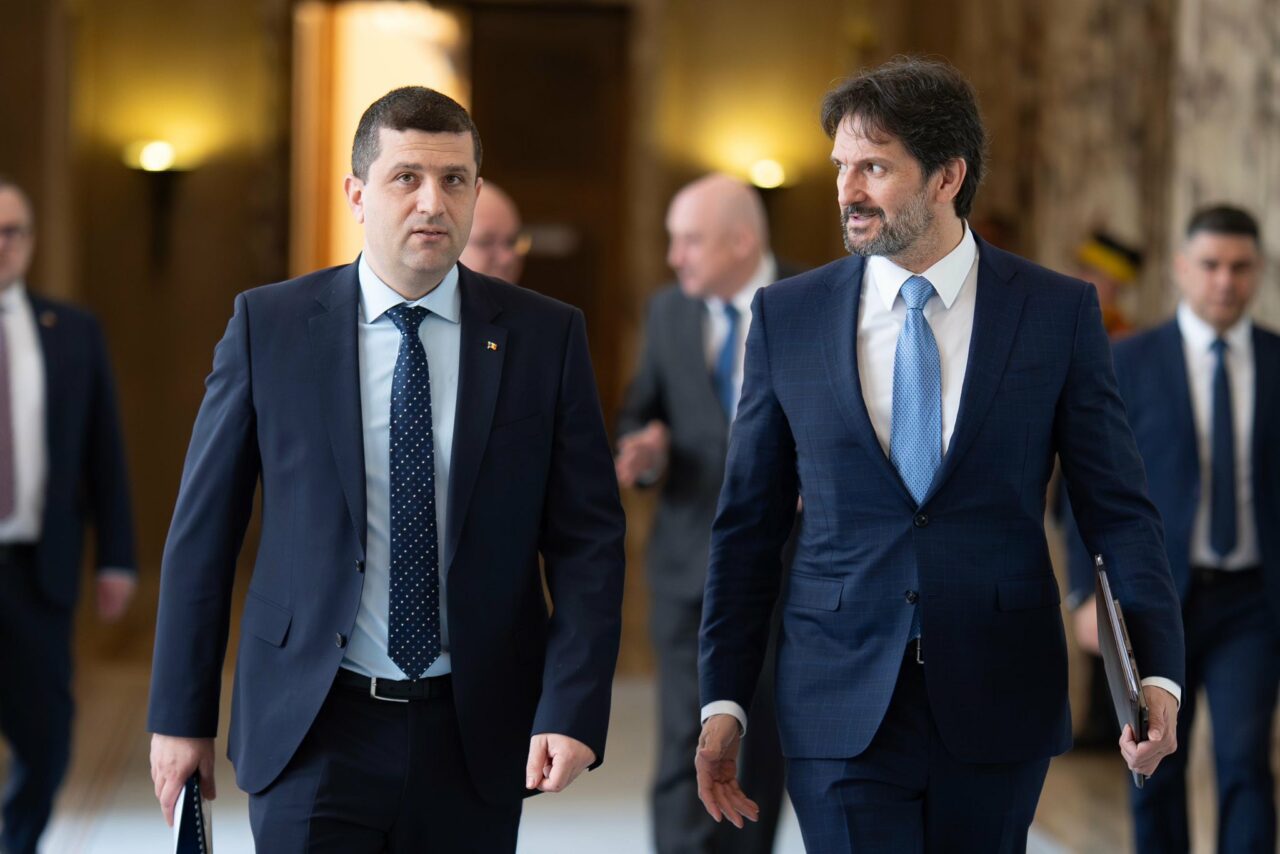 Miniștrii Apărării din România și Slovacia vor stabili reguli pentru maparea facilităților industriale