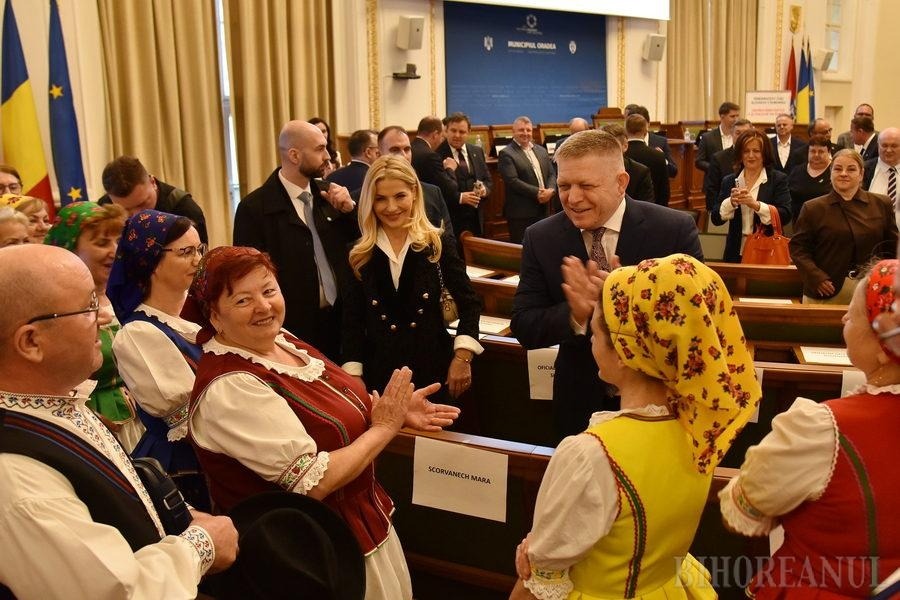 premierul-slovaciei,-moment-neasteptat-la-oradea:-a-cantat-cu-localnicii-si-a-primit-palinca-de-prune.-ce-amintiri-din-copilarie-a-depanat-bolojan