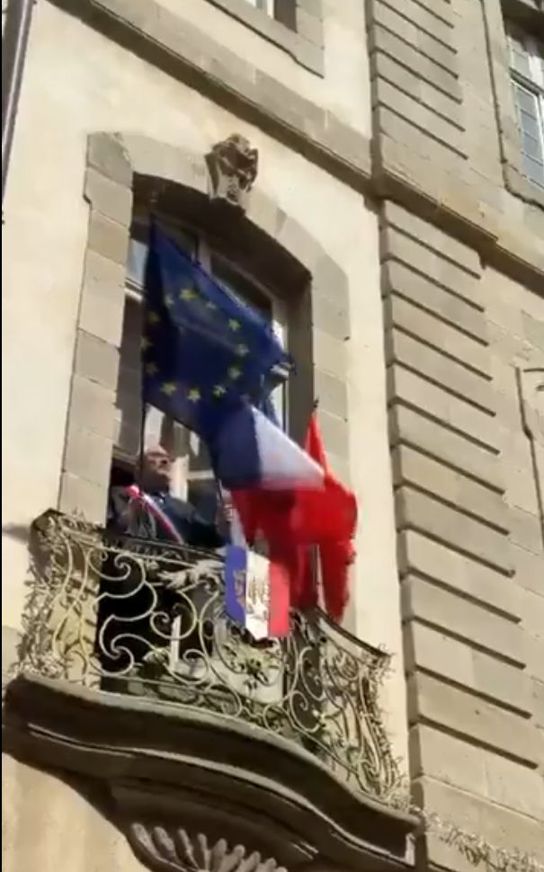 Primar din Franța a înlăturat steagul UE de pe primărie după alegere