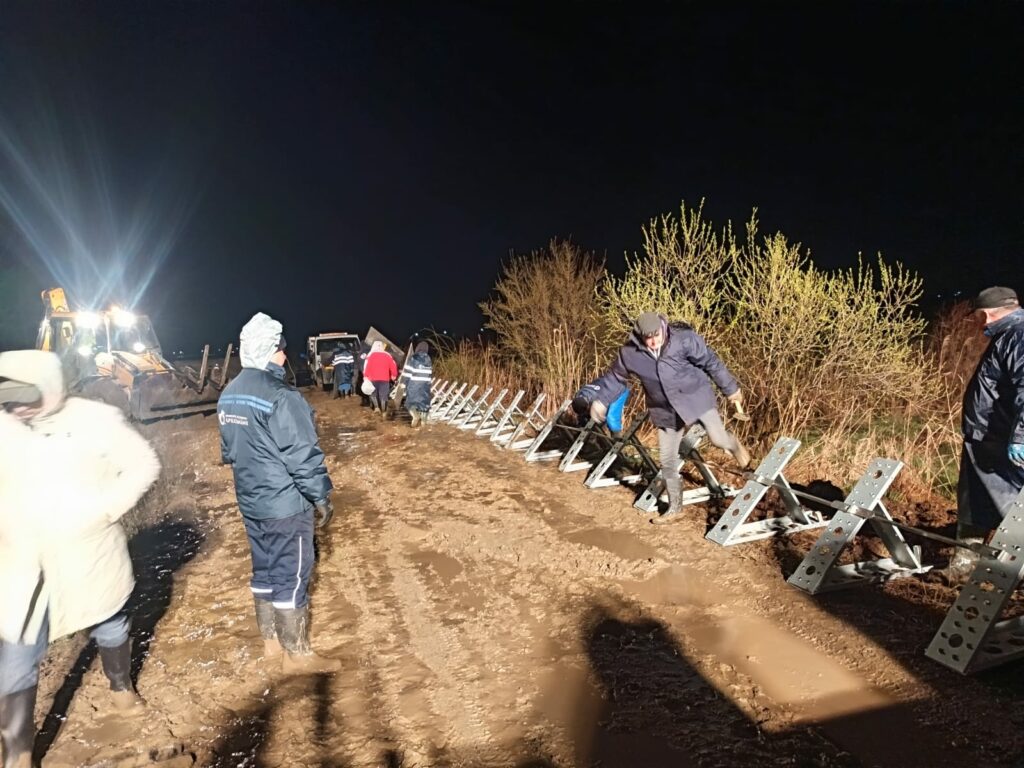 viitura-pe-raul-putna,-in-plina-desfasurare:-diguri-mobile-si-saci-de-nisip-la-mircesti