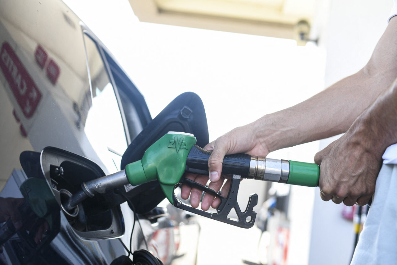 Coaliția nu a decis, dar analizează reducerea accizei la carburanți