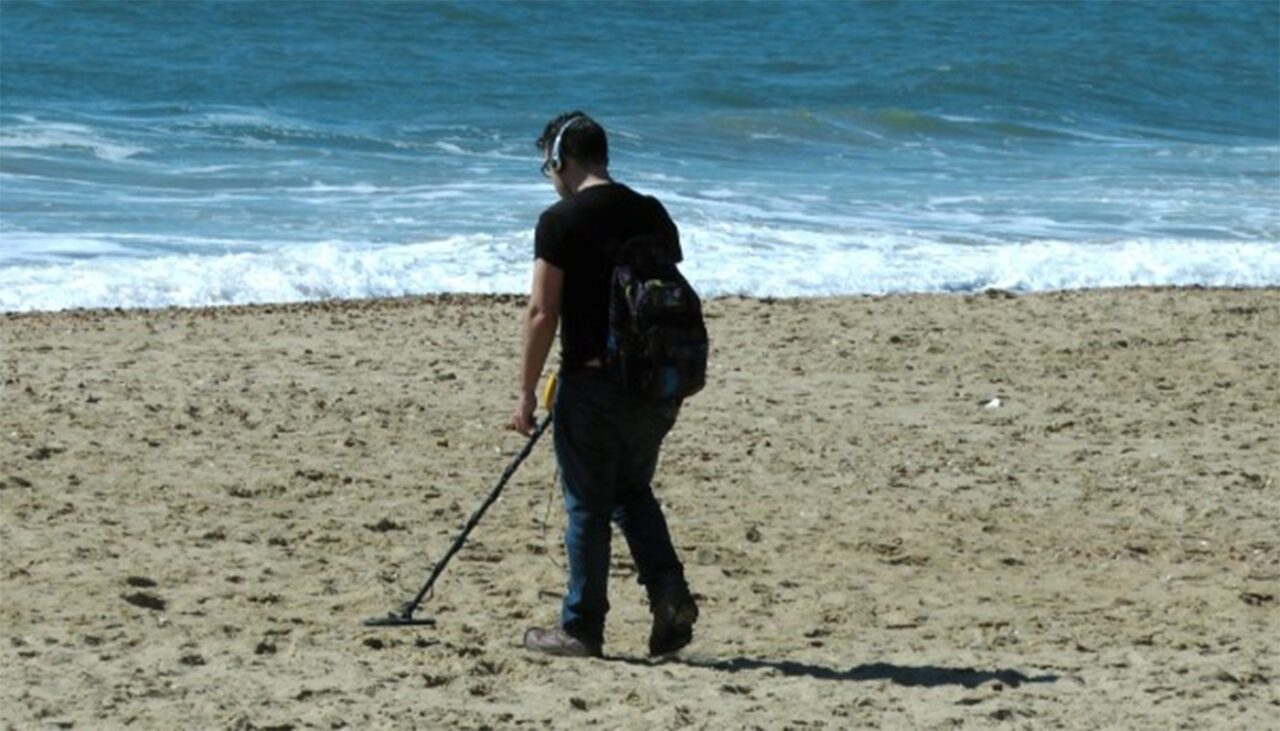 cat-costa-un-detector-de-metale-si-cat-iti-da-statul-roman-daca-gasesti-o-comoara-in-2026