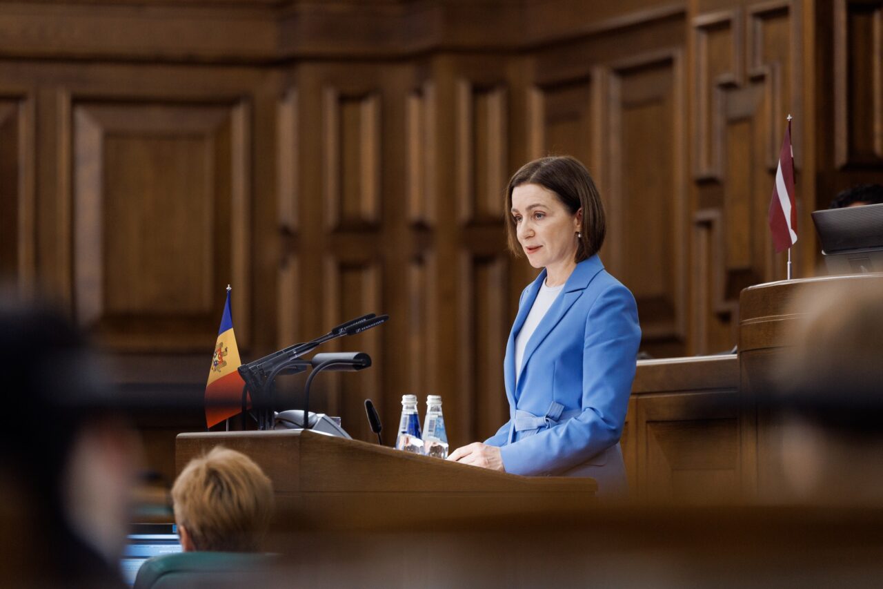 maia-sandu-recita-o-poezie-de-a-lui-grigore-vieru-in-parlamentul-letoniei