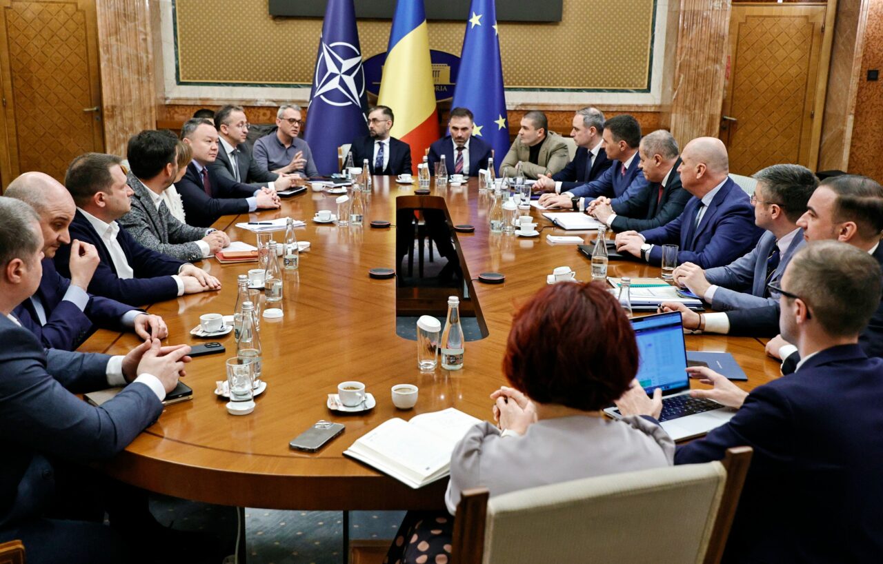 Guvernul Bolojan reduce acciza la motorină pentru a combate criza carburanților