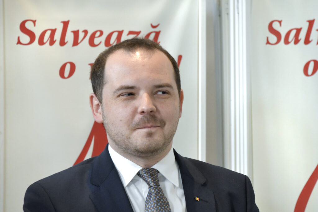 Rogobete acuză incompetență sau slugărnicie în achiziția de vaccinuri Pfizer