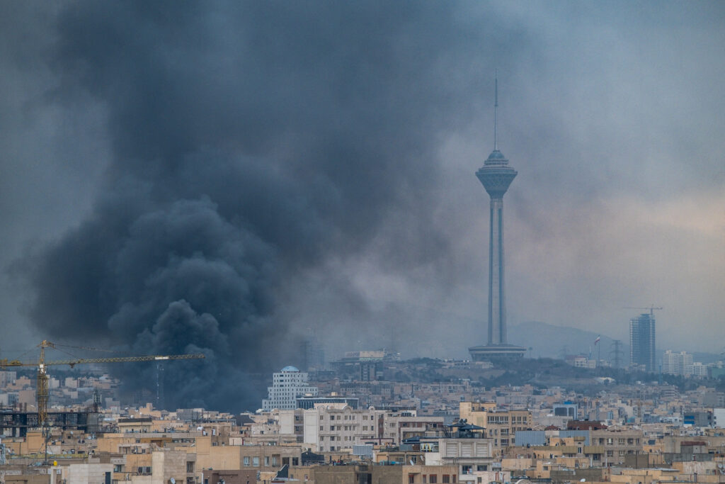 iranul-isi-extinde-atacurile-asupra-infrastructurii-energetice-din-golf,-iar-trump-ameninta-teheranul-cu-iadul-daca-stramtoarea-ormuz-nu-este-redeschisa