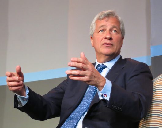 seful-jpmorgan-chase,-jamie-dimon,-estimeaza-ca-inteligenta-artificiala-va-schimba-societatea-mai-rapid-decat-internetul-si-e-posibil-sa-aiba-un-impact-negativ-asupra-angajatilor-sai