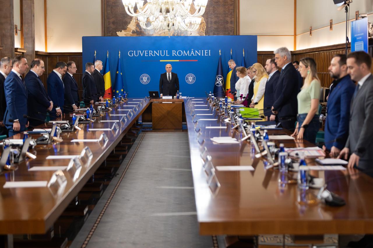 Guvernul Bolojan a ținut reculegere pentru Mircea Lucescu în ședința de joi