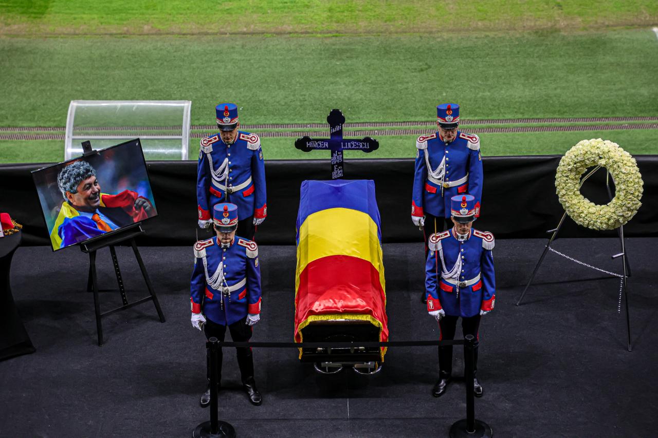 mircea-lucescu,-inmormantat-la-cimitirul-bellu-cu-onoruri-militare-petale-de-trandafiri-albi-si-rosii-pe-treptele-bisericii-sf.-elefterie