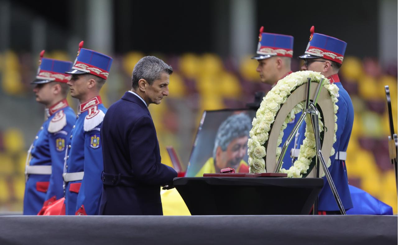 discursul-tinut-de-razvan-lucescu-la-inmormantarea-lui-mircea-lucescu:-a-fost-tatal-meu-si-va-ramane-tatal-meu