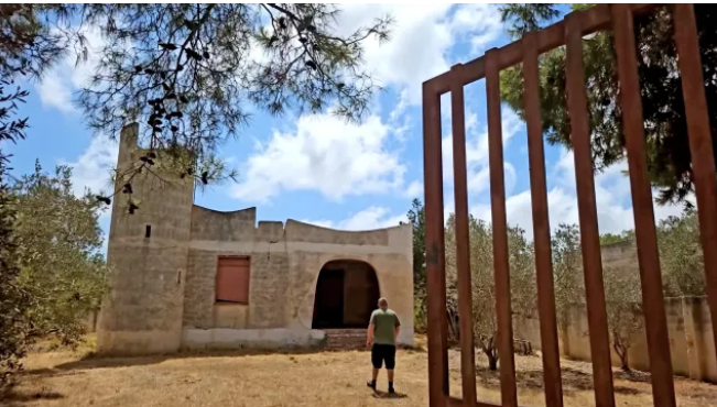 afacere-in-stil-sicilian-un-britanic-a-cumparat-o-vila-la-pret-de-masina.-cum-arata-casa