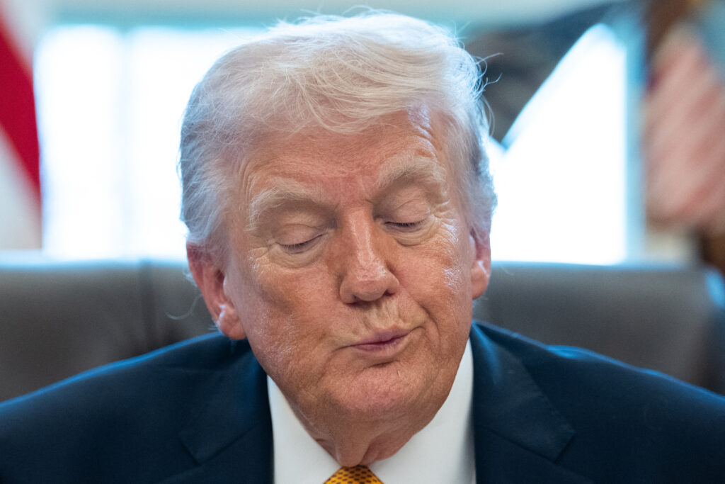 lui-trump-nu-i-pasa-daca-iranul-revine-la-negocierile-de-pace.-marina-sua-blocheaza-stramtoarea-ormuz