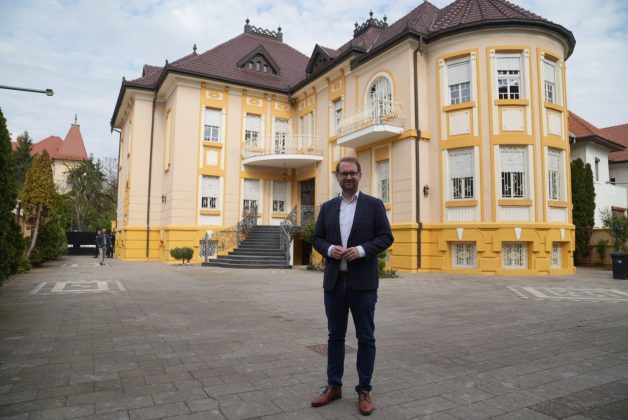 primaria-timisoara-a-evacuat-cu-jandarmii-o-familie-care-ocupa-ilegal-o-vila-impozanta-de-pe-bulevardul-cd.-loga,-imobil-in-care-va-amenaja-o-gradinita-(video)