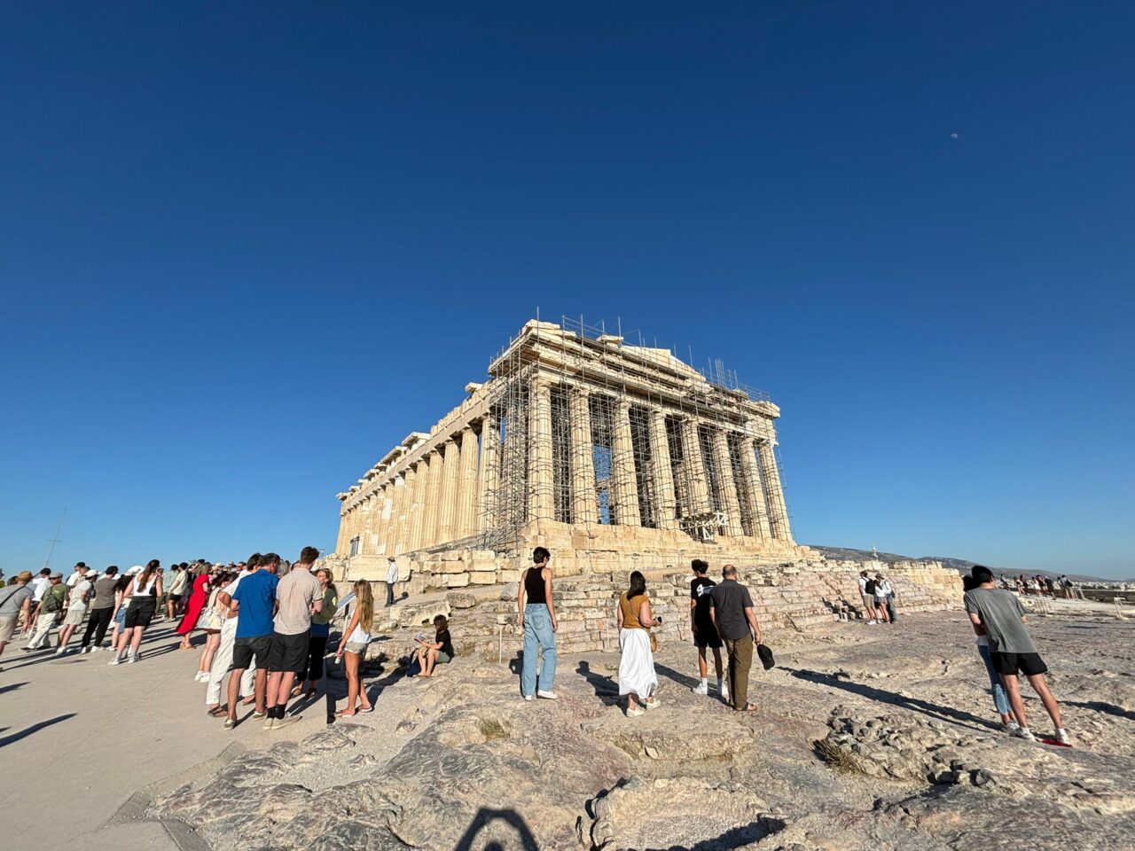 Grecia impune restricții pentru femei în sezonul estival, amenzi până la 3.000 euro