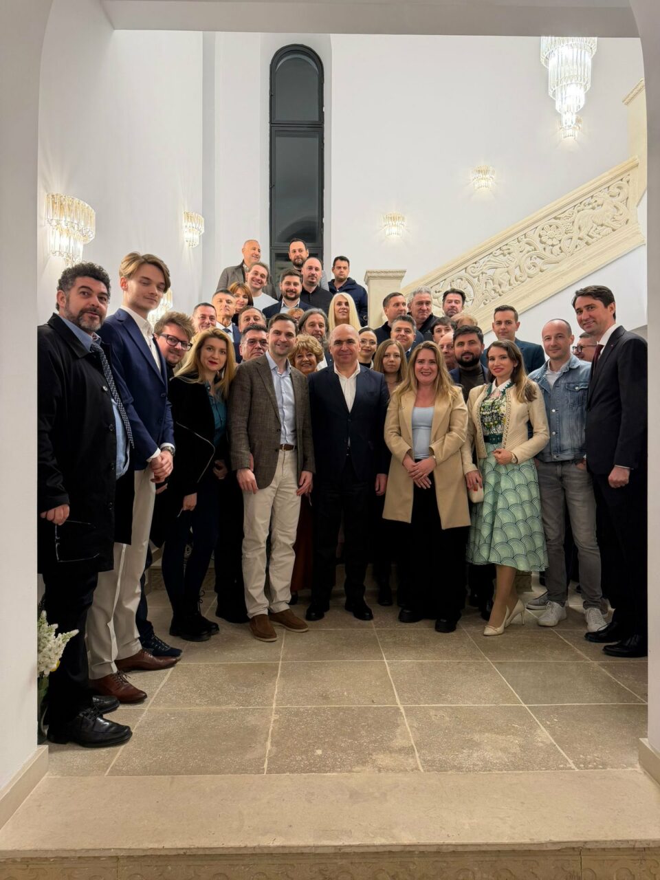 Premierul Bolojan a vizitat neanunțat sediul PNL în această seară