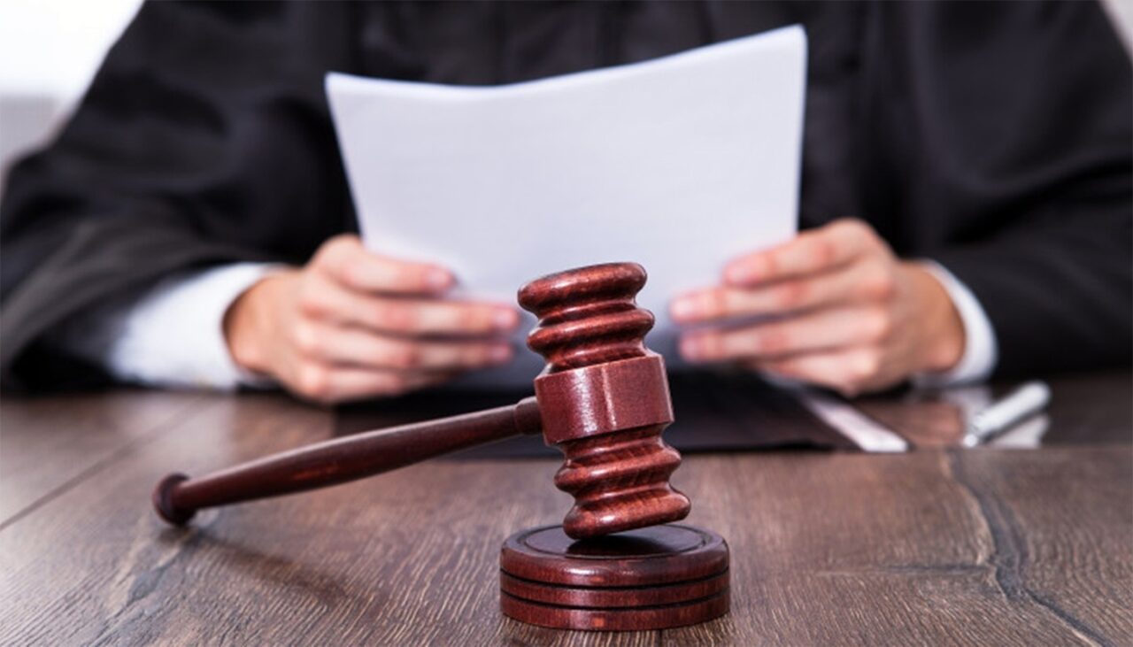 un-barbat-a-fost-condamnat-dupa-ce-si-a-lovit-fosta-iubita,-desi-aceasta-si-a-retras-plangerea