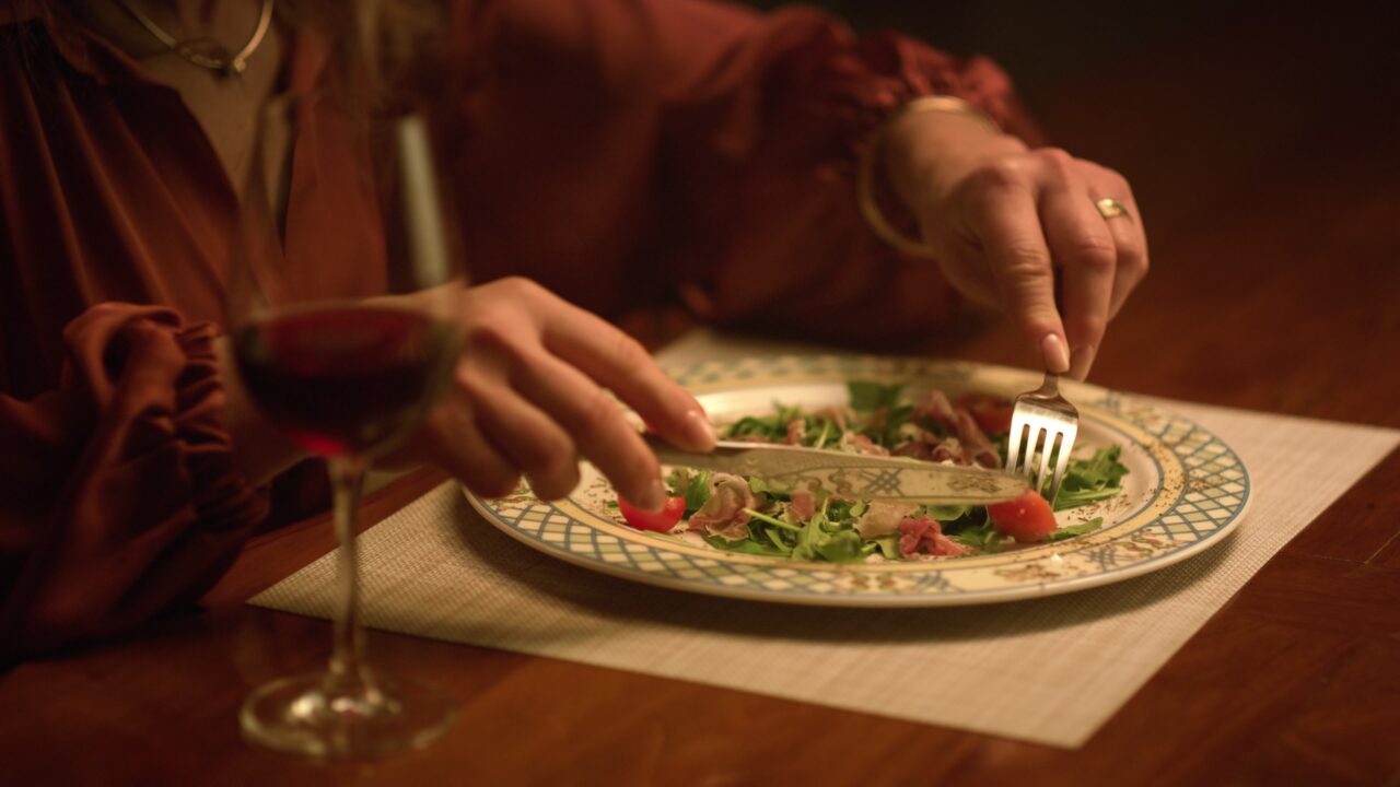 ce-se-intampla-in-corpul-tau-cand-iei-cina-la-ora-22:00,-potrivit-stiintei