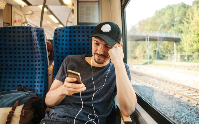 Românii evită educația și informarea, arată datele oficiale despre internet