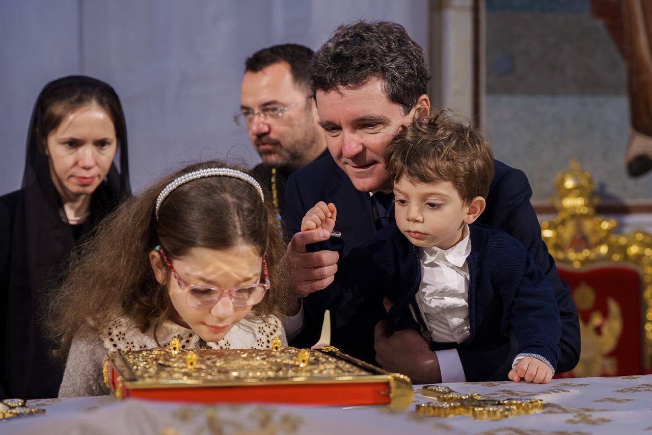 Nicuşor Dan: copiii mei pot urmări filme pe calculator ocazional