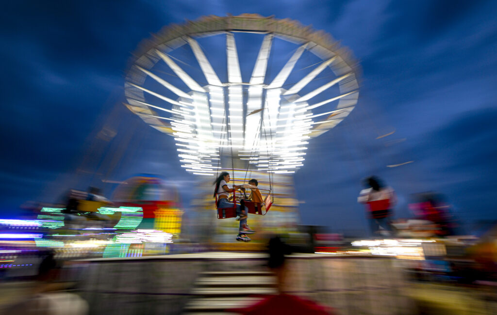 tineri,-blocati-timp-de-40-de-minute-intr-un-carusel.-au-fost-coborati-de-pompieri