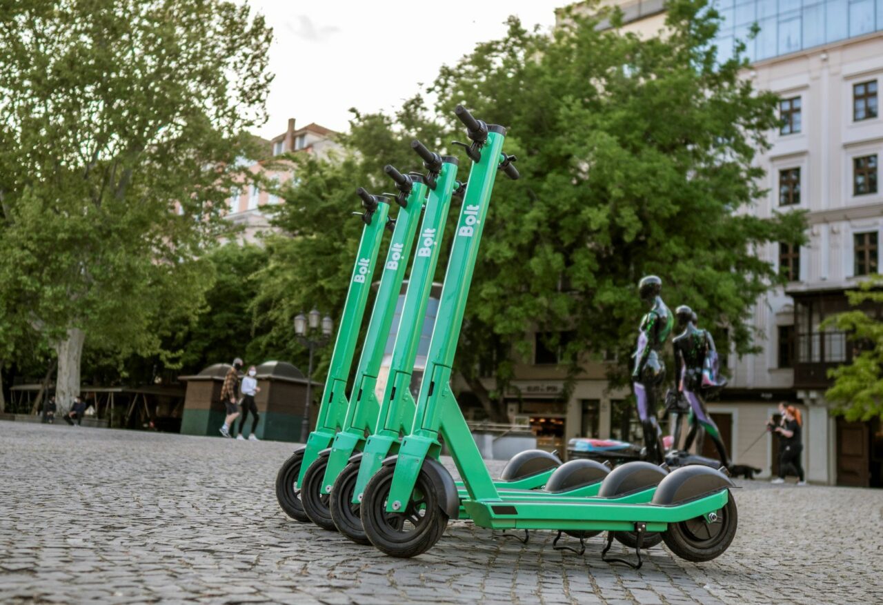 primul-oras-din-romania-care-introduce-in-trafic-trotinete-electrice-cu-autopilot.-ce-fac-in-apropierea-scolilor