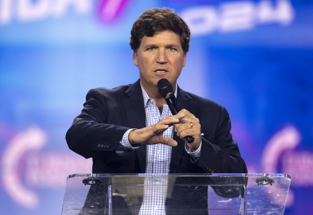 Tucker Carlson afirmă că regretă susținerea lui Donald Trump