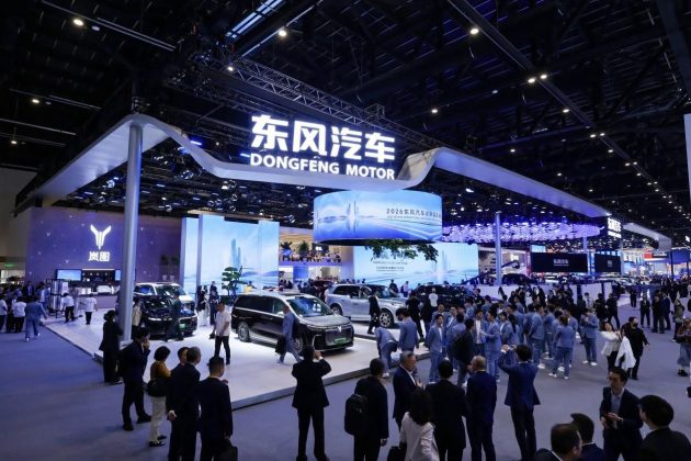 Producătorii auto prezintă vehicule electrice și AI la Salonul de la Beijing