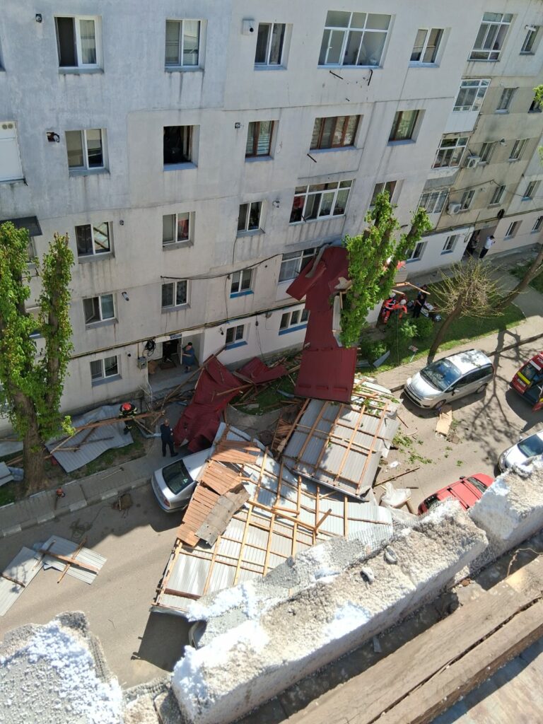 Vântul a rănit doi oameni în Moldova, loviți de copaci și acoperișuri