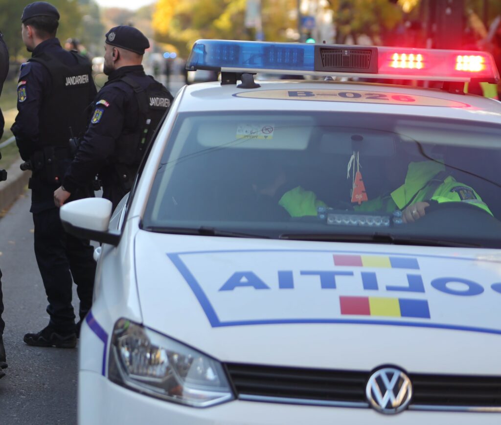 mai-multe-persoane-au-vandalizat-o-masina-de-politie-in-sectorul-4