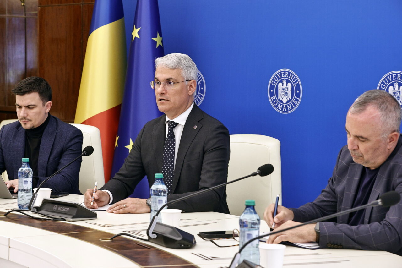 Premierul a trimis pe Dragoș Pîslaru să discute cu sindicatele după protestele de la poarta lui Bolojan