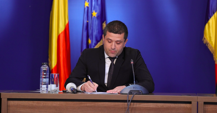 Radu Miruță semnează în conferința de presă anularea scumpirii biletelor de metrou