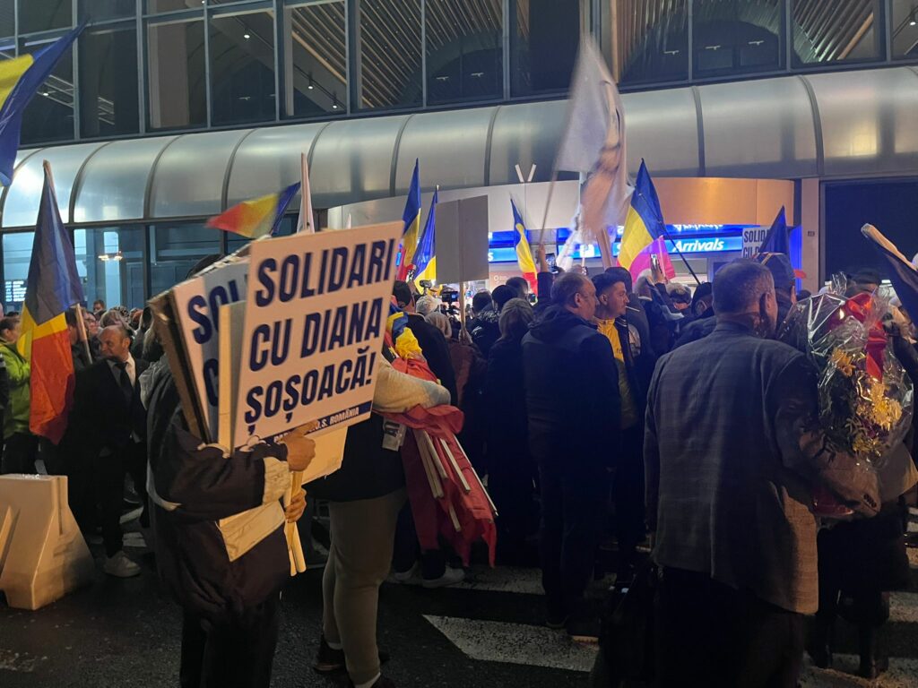 protest-al-sustinatorilor-dianei-sosoaca-la-otopeni,-dupa-ridicarea-imunitatii-in-parlamentul-european