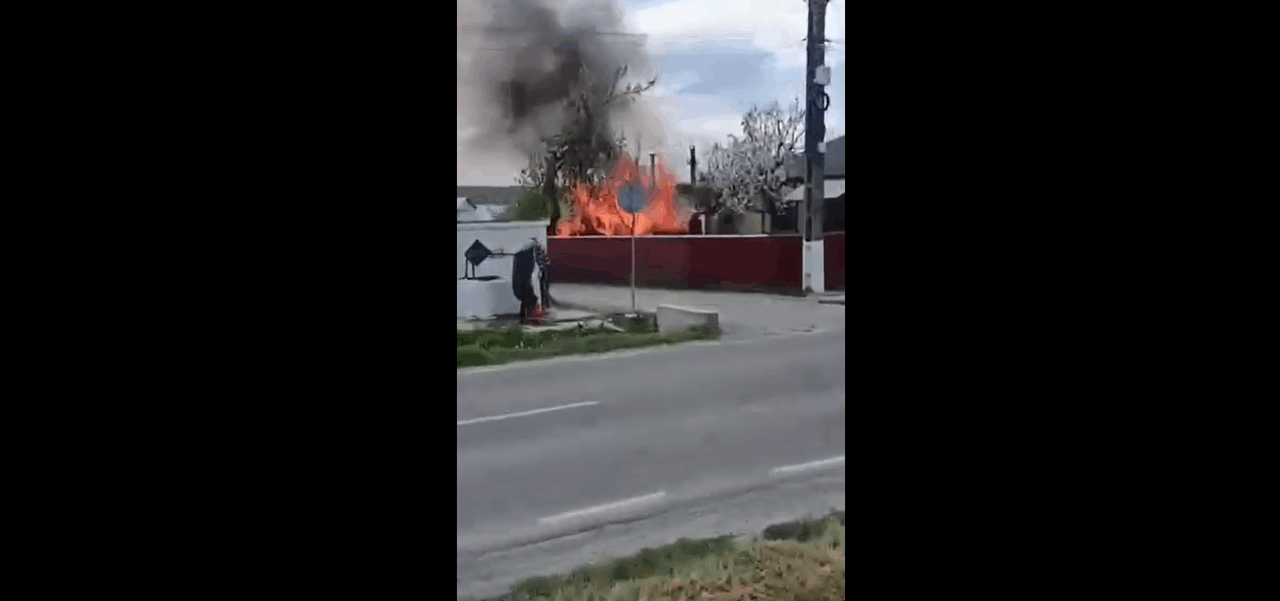 Incendiu la o locuință din Botoșani cu pericol de explozie din cauza unui centru de butelii