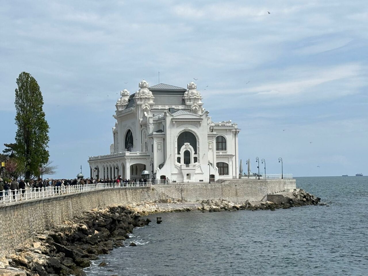 faleza-din-fata-cazinoului-din-constanta,-plina-de-turisti.-care-este-pretul-biletului-de-intrare