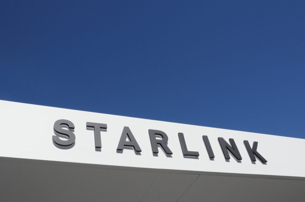 reteaua-clandestina-care-introduce-ilegal-tehnologia-starlink-in-iran-pentru-a-contracara-blocarea-internetului