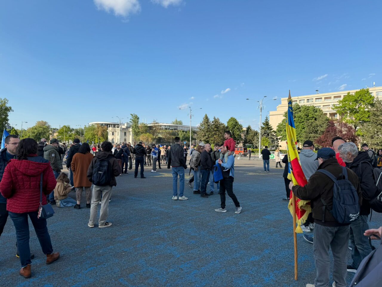 manifestatie-de-sustinere-a-guvernului-bolojan,-in-piata-victoriei-oamenii-scandeaza:-nu-va-fie-frica,-motiunea-pica.-cate-persoane-s-au-strans