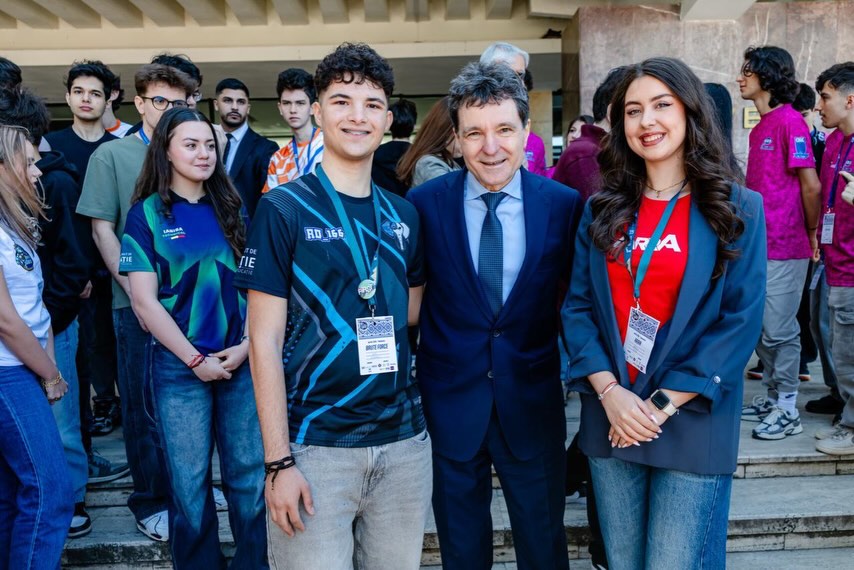 nicusor-dan-ii-felicita-pe-elevii-din-lotul-national-de-robotica,-invingatori-la-campionatul-mondial-first-tech-challenge-din-sua