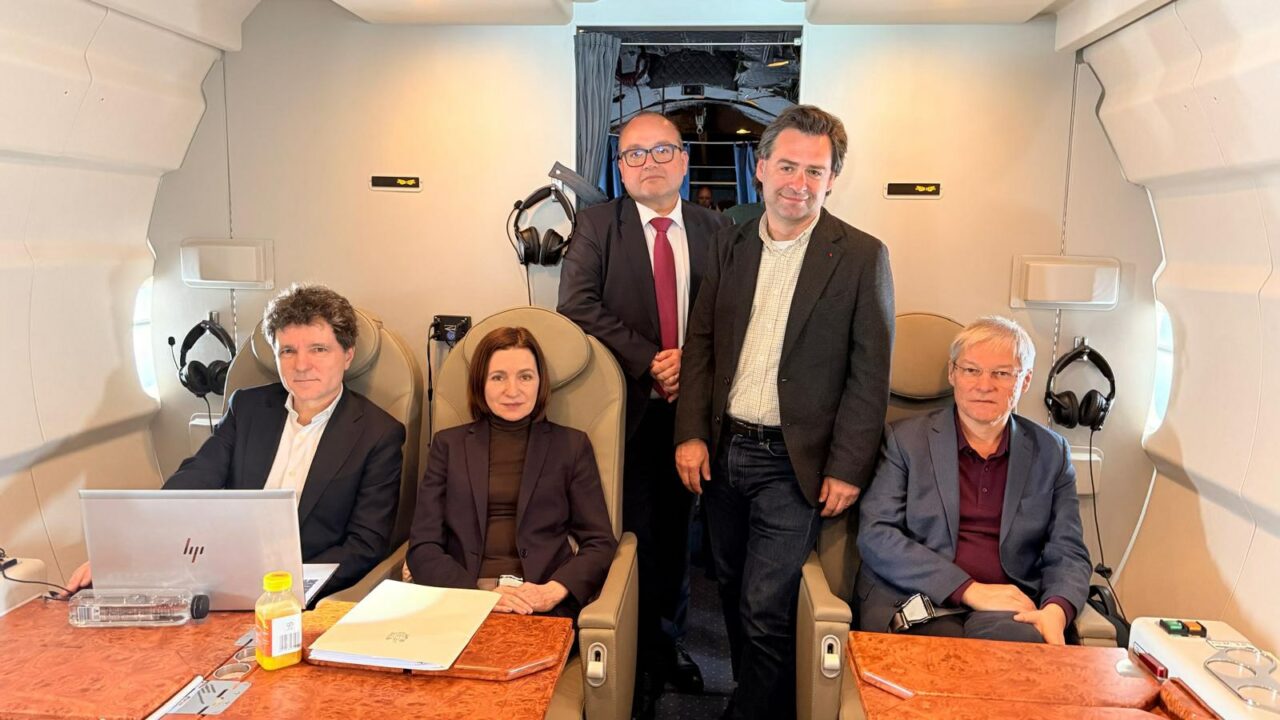 dacian-ciolos-s-a-fotografiat-cu-nicusor-dan-si-maia-sandu,-in-avionul-care-i-a-dus-in-armenia