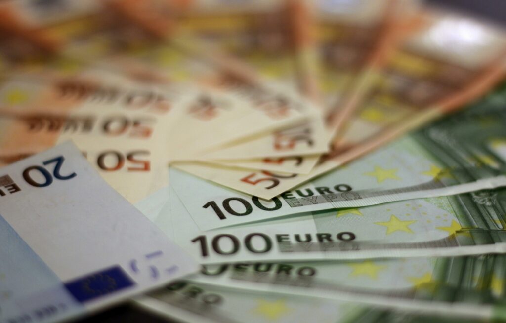 euro-atinge-un-nou-record-istoric-cu-o-zi-inainte-de-motiunea-de-cenzura