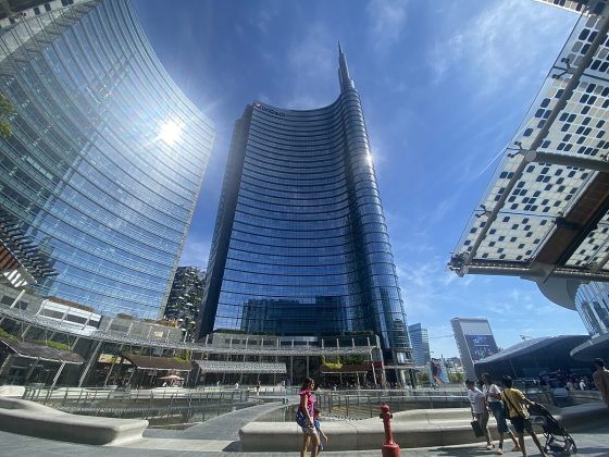 UniCredit lansează oferte ostile pentru Commerzbank, care cere sprijin guvernamental