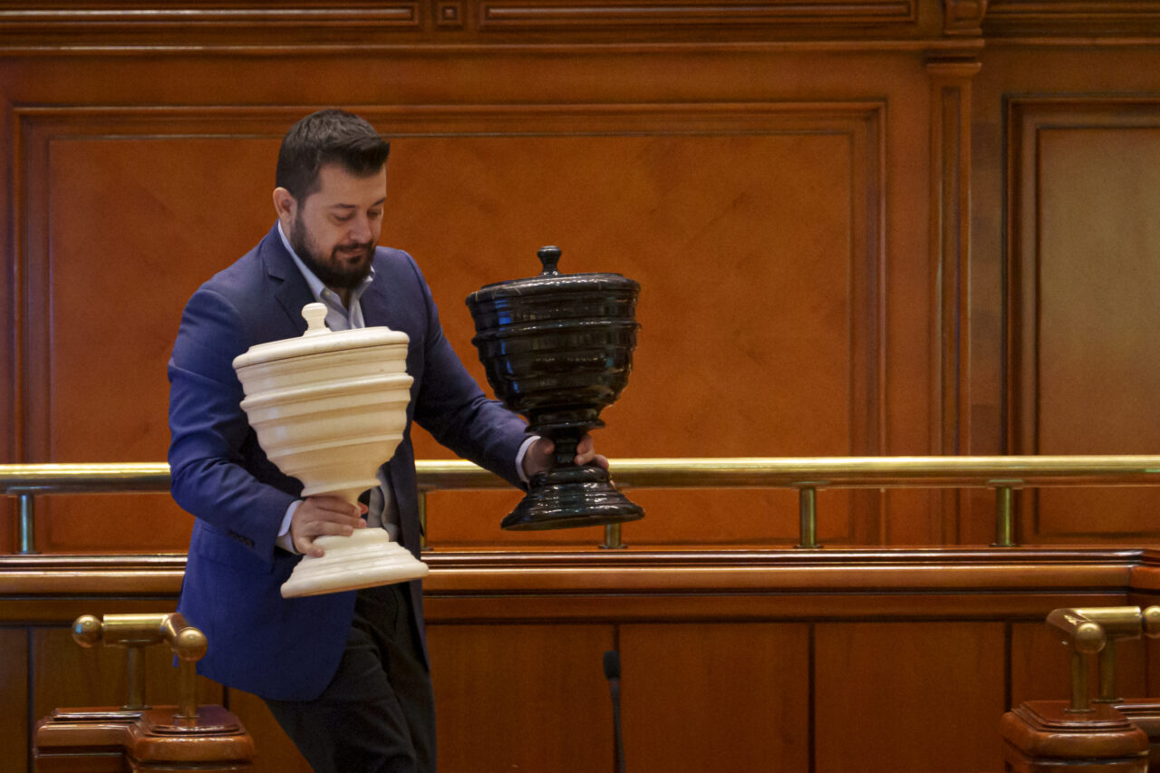 dupa-ce-au-incercat-sa-corupa-parlamentari-psd-si-aur-sa-l-sustina-pe-bolojan,-membrii-usr-ii-dau-in-primire:-margele-in-urne-in-loc-de-bile