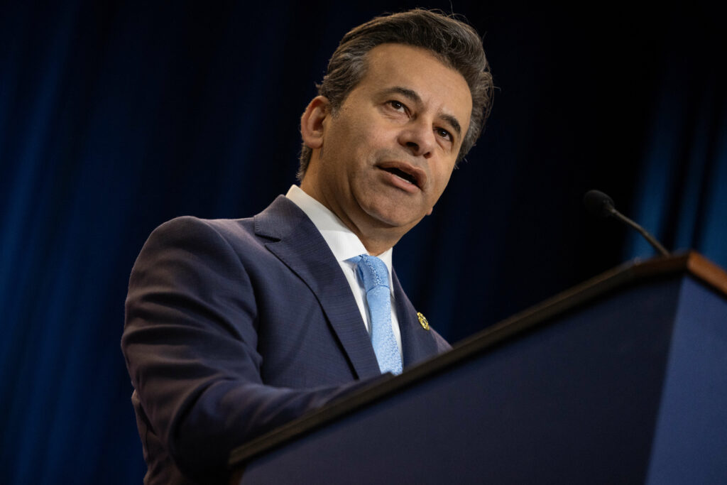 surse:-trump-intentioneaza-sa-l-demita-pe-seful-fda,-marty-makary