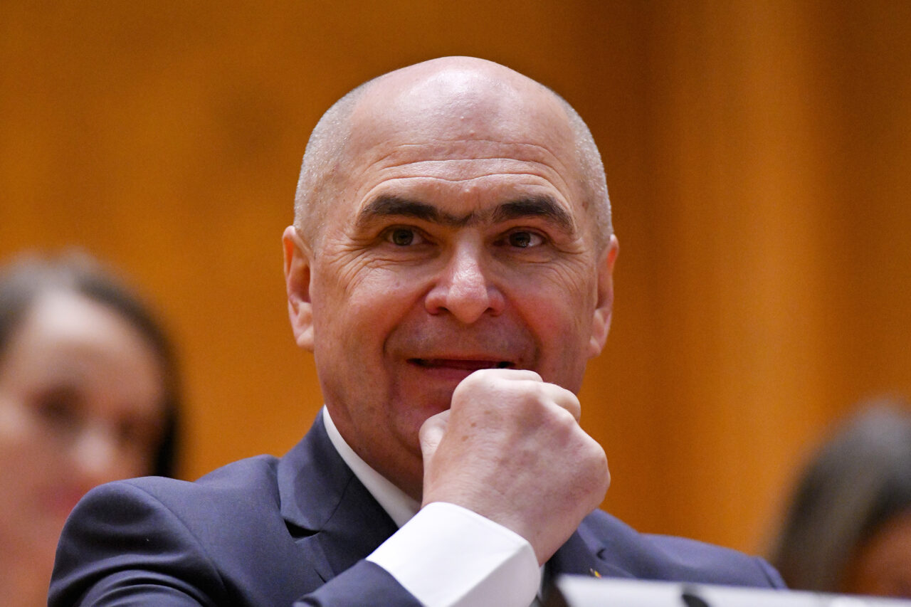 premierul-demis-ilie-bolojan-spune-ca-romania-are-nevoie-de-reforme-profunde-si-reducerea-risipei-in-mesajul-de-ziua-independentei