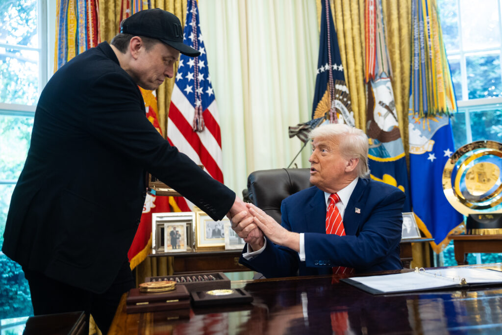 trump-zboara-spre-china-impreuna-cu-elon-musk-si-jensen-huang-de-la-nvidia-la-bordul-air-force-one