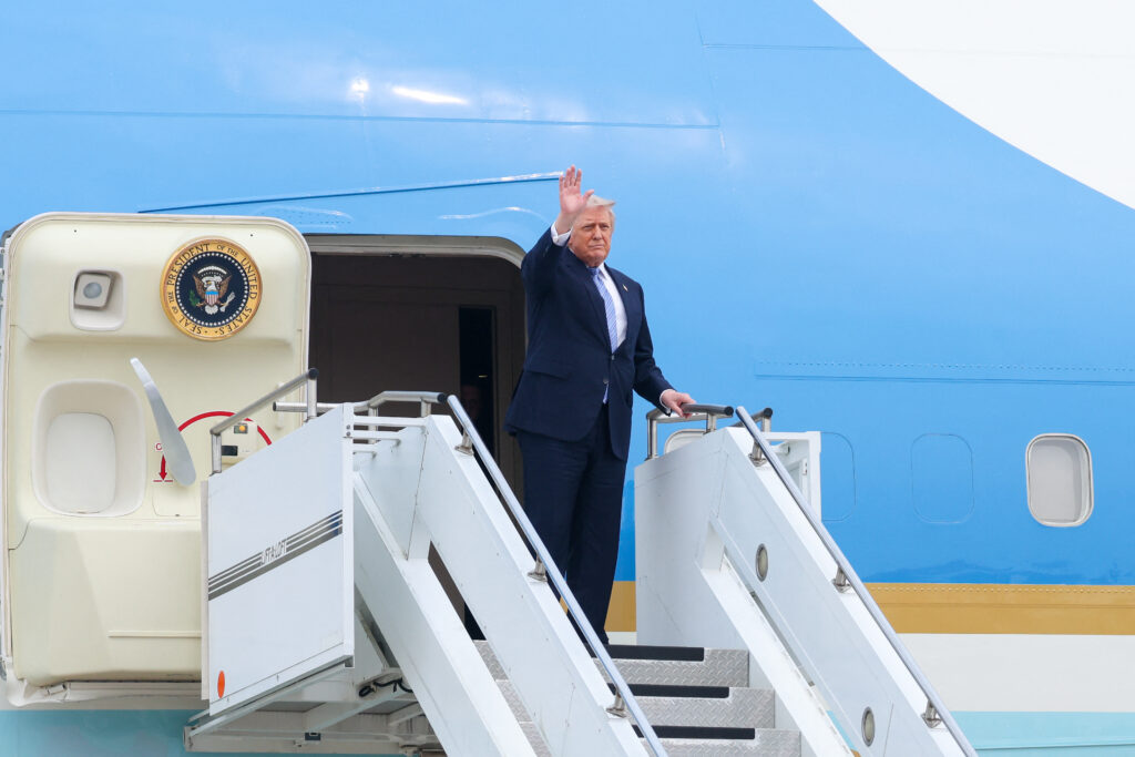 trump,-acuzat-ca-a-tranzactionat-actiuni-la-companii-cu-care-administratia-sa-avea-contracte-/-eric-trump-respinge-acuzatiile:-sunt-o-minciuna