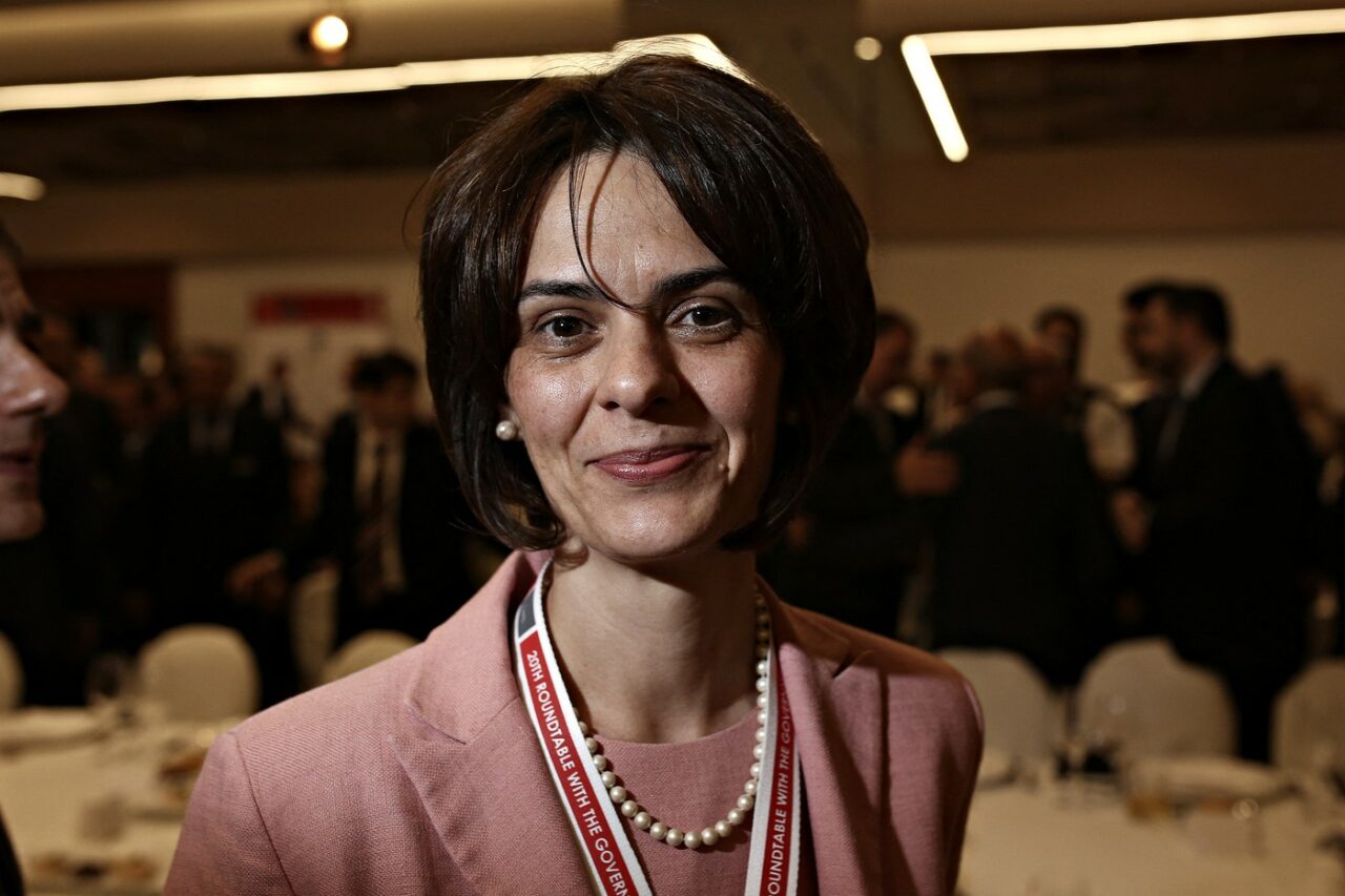 cine-este-delia-velculescu,-posibila-propunere-de-premier-tehnocrat-a-lui-nicusor-dan-vine-de-la-fmi-si-are-o-imagine-controversata-pentru-rolul-jucat-in-criza-greciei.-presa-elena-a-botezat-o-draculescu